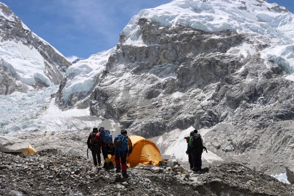 Campaña de limpieza del Everest recupera 4 cadáveres y recoge 11 toneladas de basura - campana-de-limpieza-en-el-everest-1024x683