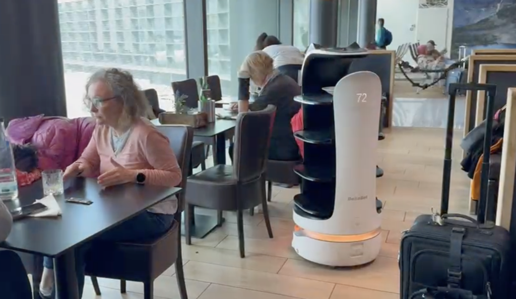“BellaBot”: el robot  que está sustituyendo a cientos de meseros y empleados en Alemania