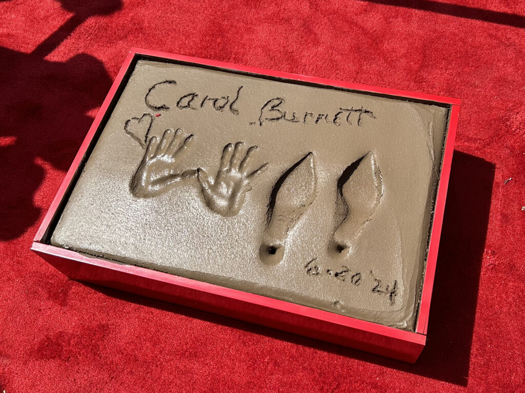 Carol Burnett inmortaliza sus huellas en el Paseo de la Fama de Hollywood - carol-burnett3-1024x768