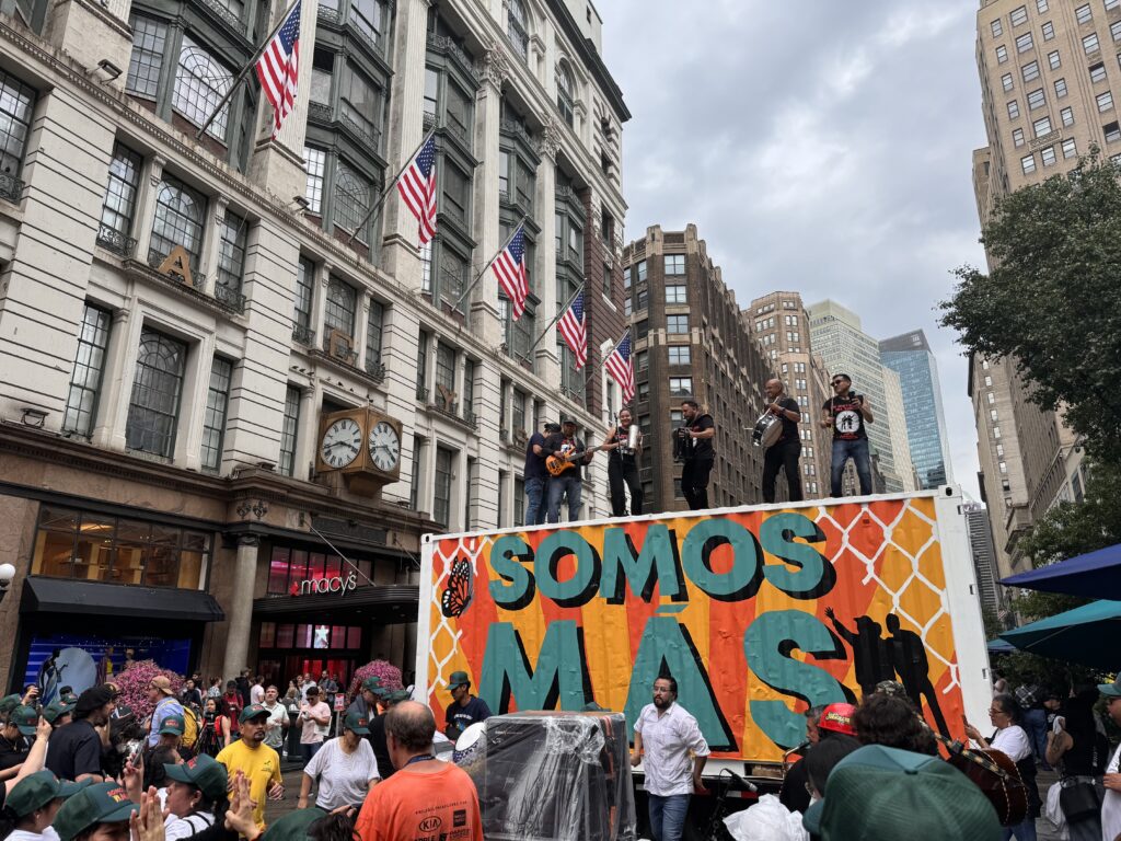 Cientos de migrantes protestan en Nueva York contra medidas que los discriminan. Foto de EFE