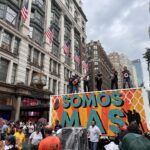 Cientos de migrantes protestan en Nueva York contra medidas que los discriminan