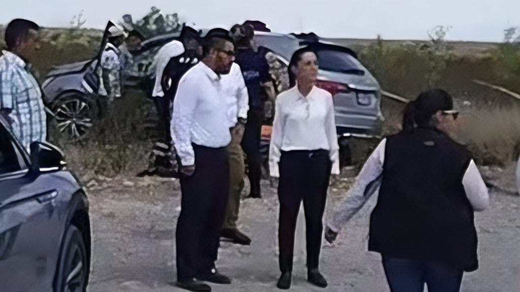 Se accidenta auto del convoy de Sheinbaum en Coahuila; ella se baja a ayudar