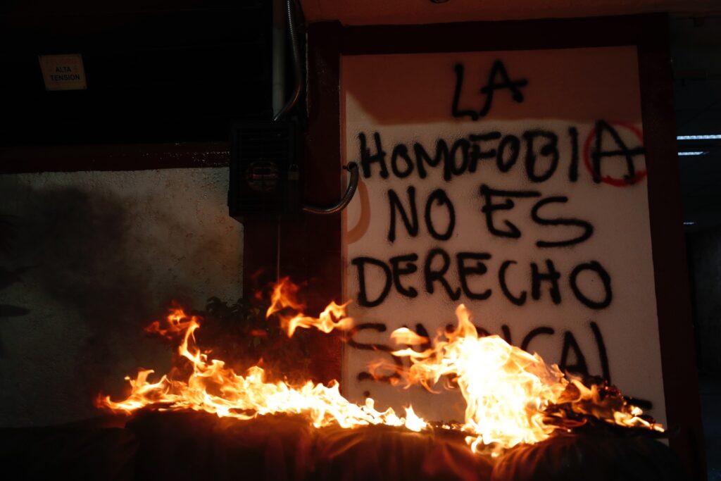 Colectivo LGBTI rechaza destrozo a bandera del orgullo en edificio del Infonavit