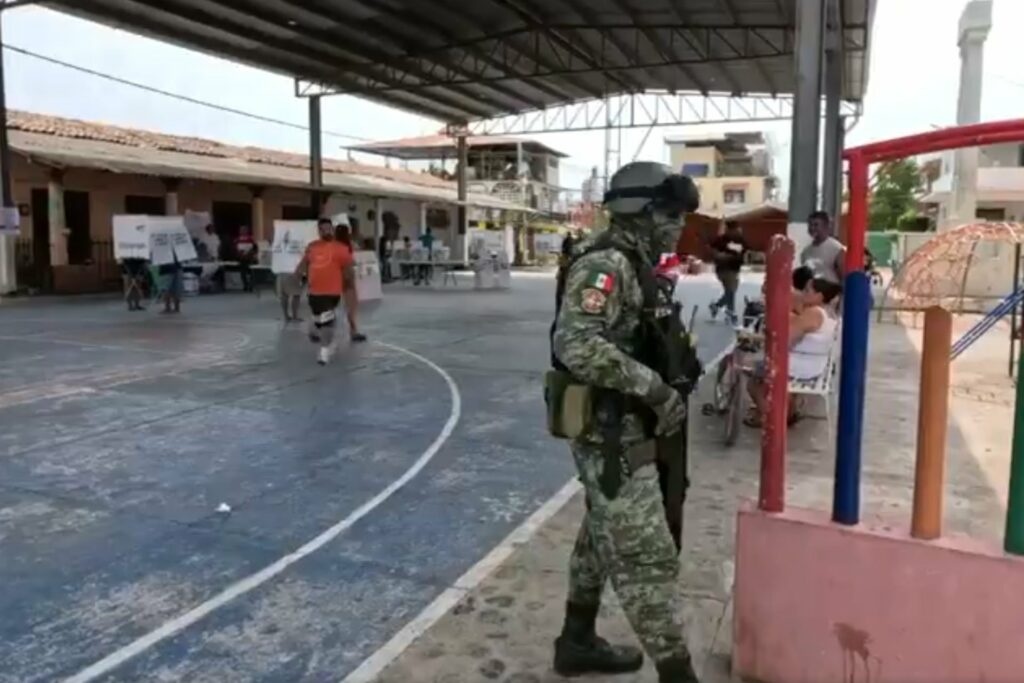 Votan bajo resguardo policial en Coyuca de Benítez, Guerrero, tras asesinato del candidato Alfredo Cabrera