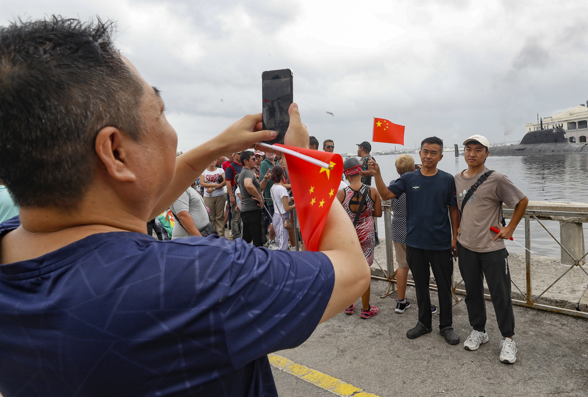 Cubanos se congregan en La Habana para ver la flotilla naval rusa Cubanos se congregan en La Habana para ver la flotilla naval rusa