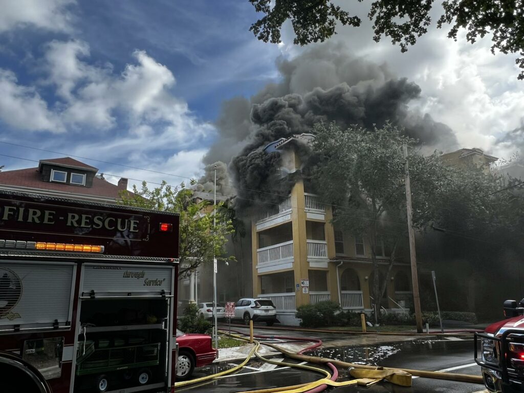 #Video Evacuan edificio en Miami tras incendio precedido de tiroteo; hay un herido grave