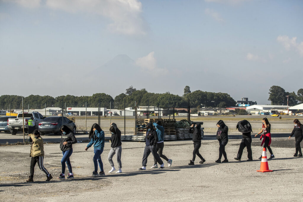 EE.UU. anuncia más recursos para agilizar el proceso de deportación acelerada en frontera. Foto de EFE