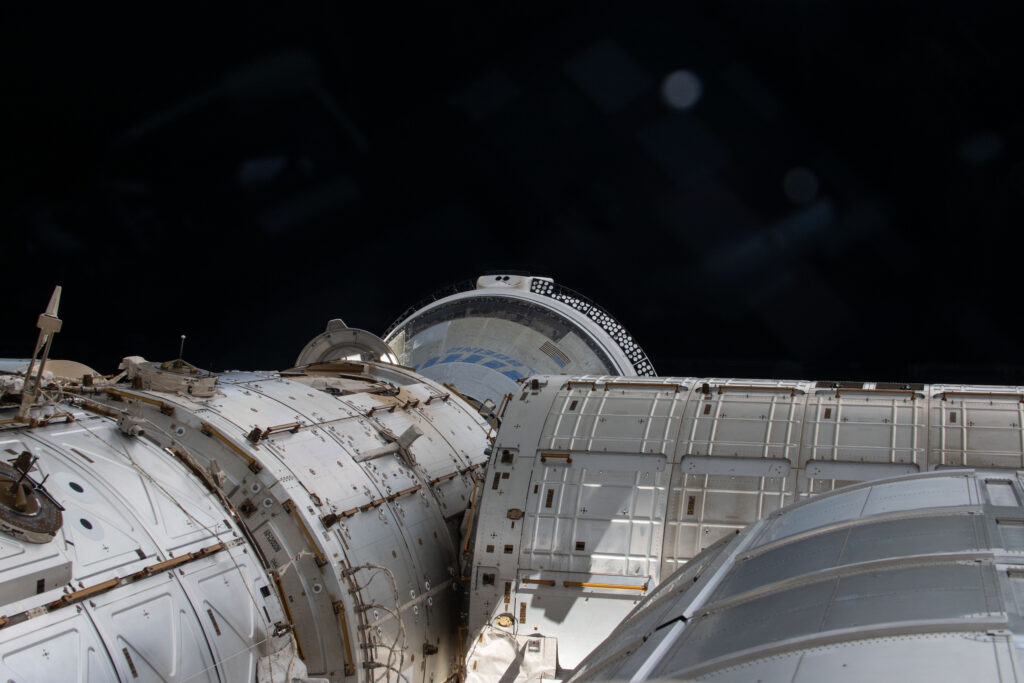 Una fuga en la EEI mantiene en alerta a astronautas en este histórico laboratorio orbital - el-regreso-de-la-primera-capsula-tripulada-de-boeing-desde-la-eei-sigue-en-suspenso-1024x683