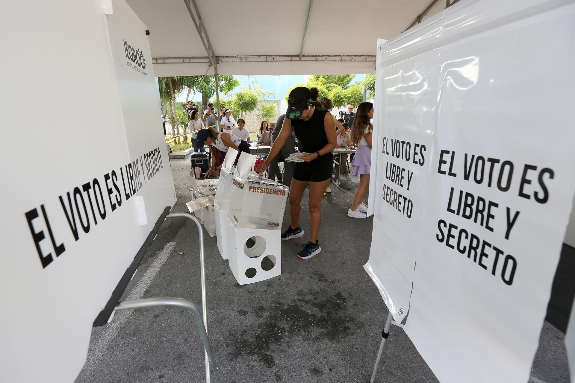 Abren las casillas para las elecciones más grandes de la historia de México