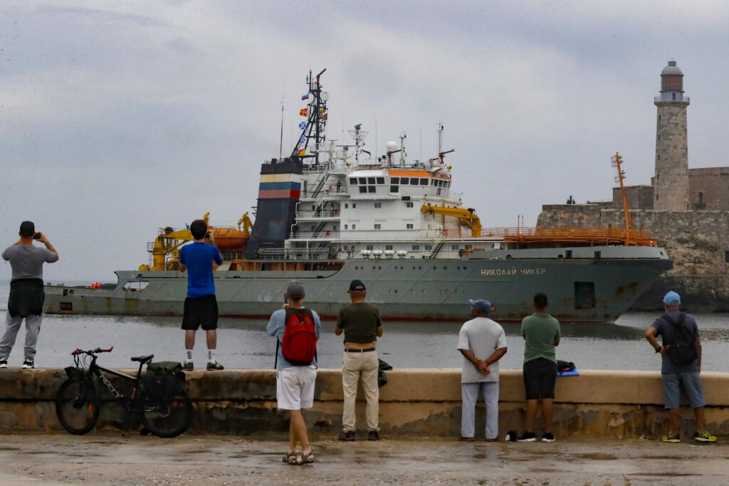 Estados Unidos vigila, pero no ve como una amenaza la flotilla rusa que llegó a Cuba. Foto de EFE