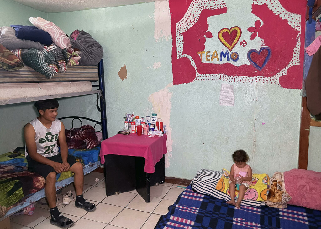 Albergue construye “casitas” para migrantes que esperan en la frontera con EE.UU.