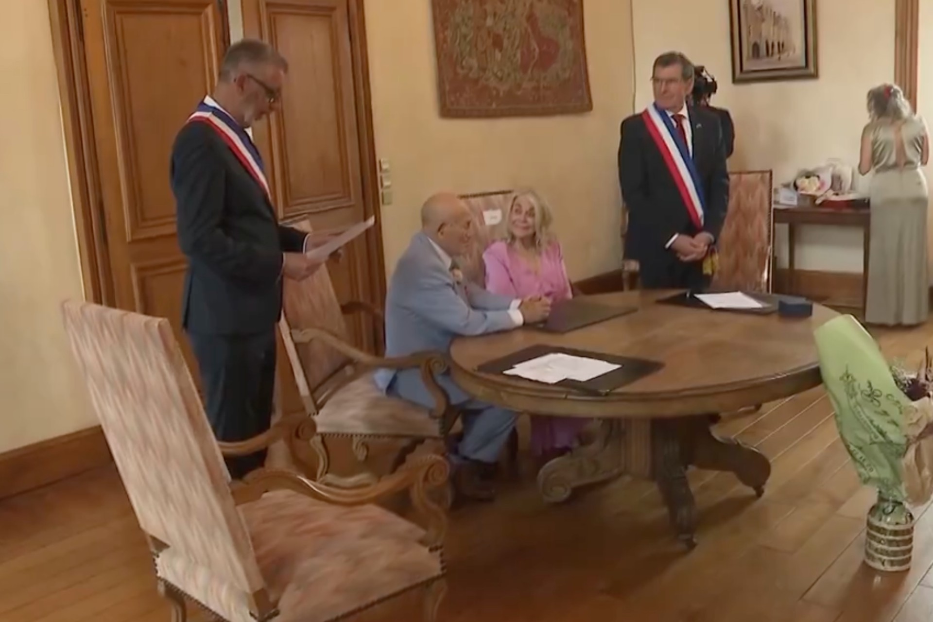 Exsoldado estadounidense de 100 años se casa en Normandía, tras conmemoración del “Día D” Exsoldado estadounidense de 100 años se casa en Normandía, tras conmemoración del “Día D”