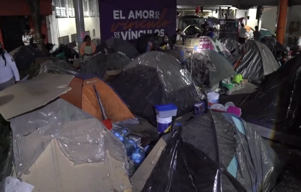 INM asegura que migrantes desalojados de la plaza Giordano Bruno aceptaron irse a albergues