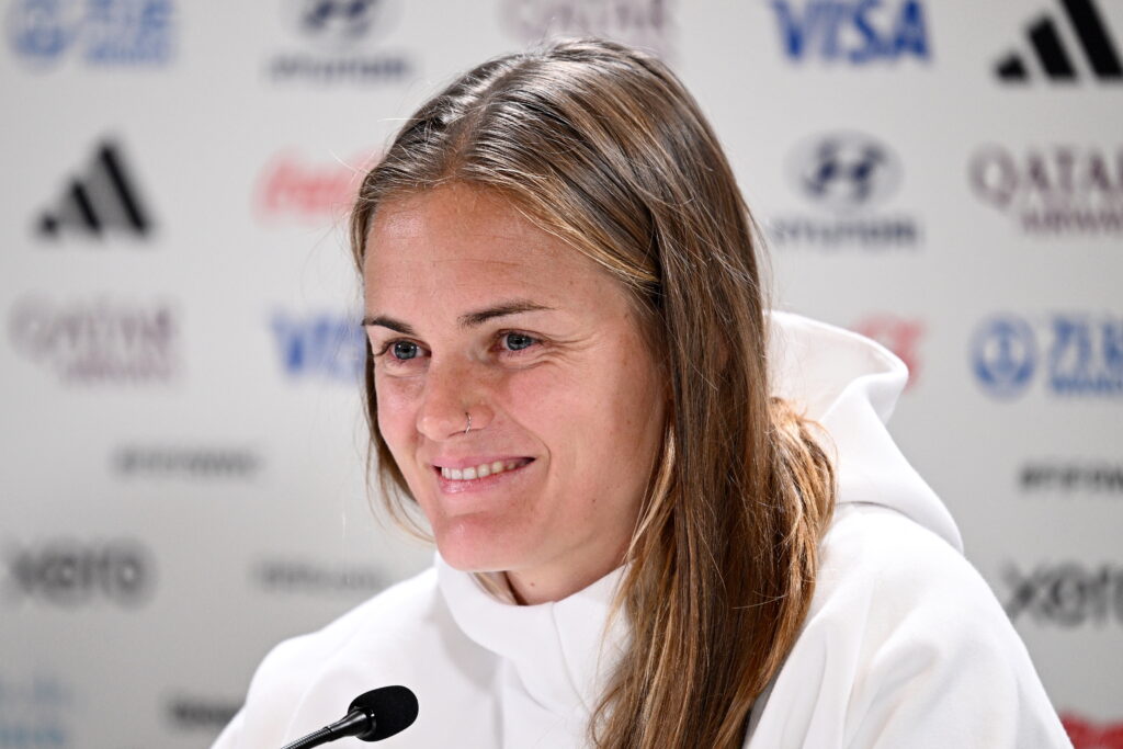 Irene Paredes espera que visita a México inspire a más niñas a seguir el fútbol femenino. Foto de EFE