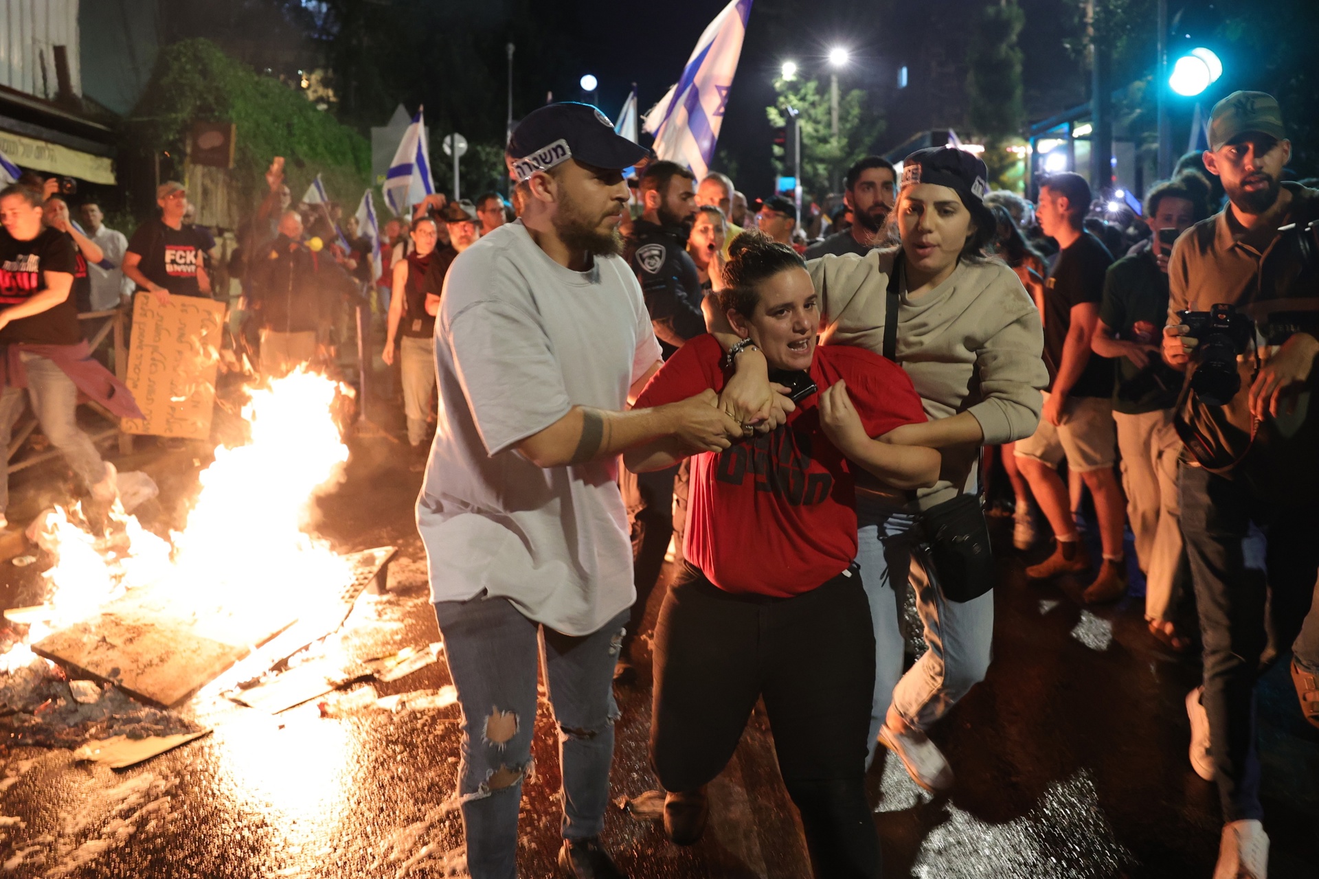 Miles de israelíes protestan frente al Parlamento para pedir elecciones y un acuerdo para los rehenes