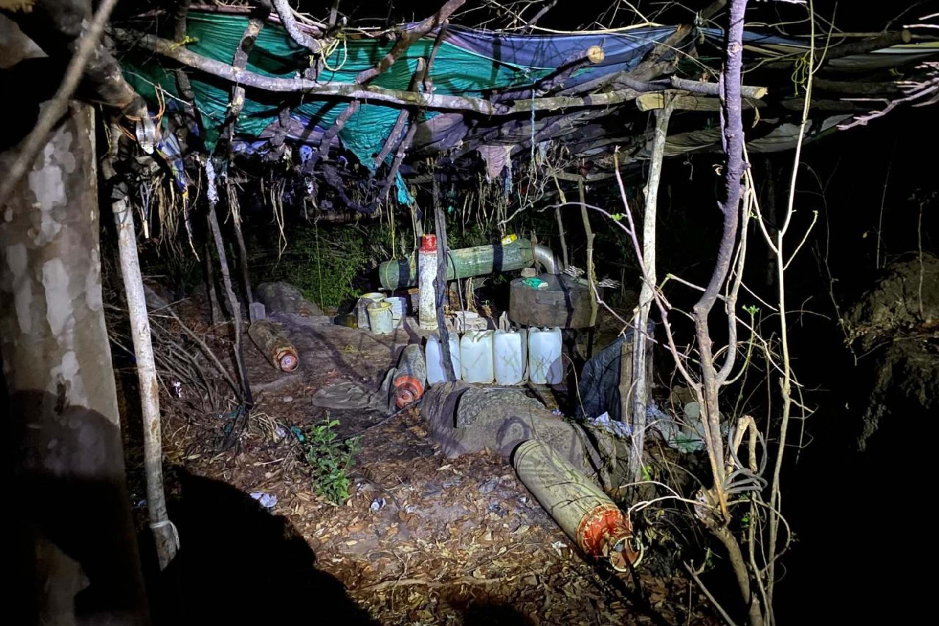 Semar desmantela 3 laboratorios clandestinos en Sinaloa Semar desmantela 3 laboratorios clandestinos en Sinaloa