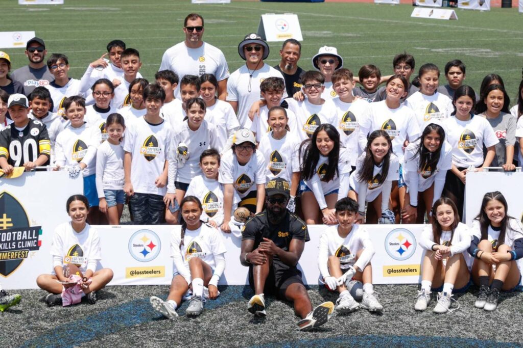 Leyendas de Steelers visitan México para impartir curso de futbol americano a niños