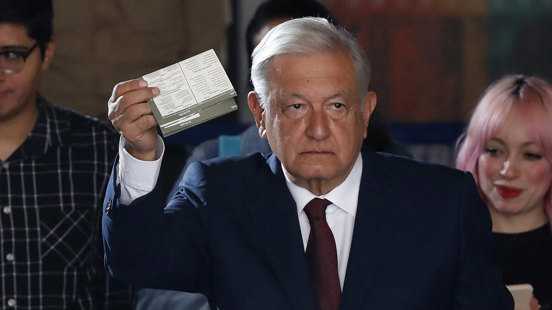 López Obrador vota por la próxima presidenta de México