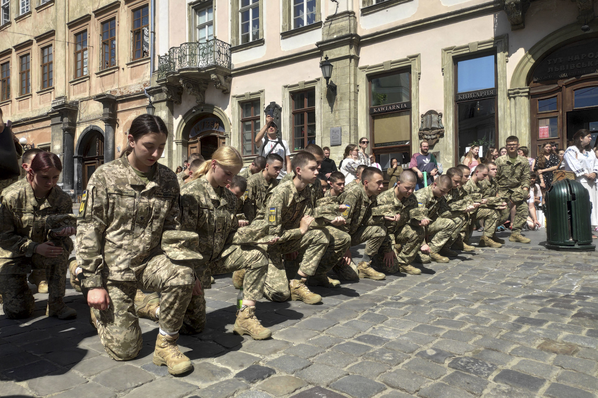 Los ucranianos despiden con dolor y orgullo a sus caídos en la guerra frente a Rusia
