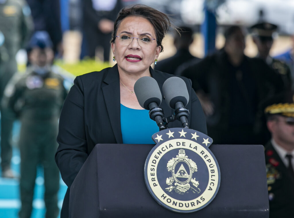 Mandataria hondureña felicita a Sheinbaum, "la primera mujer presidenta electa de México". Foto de EFE