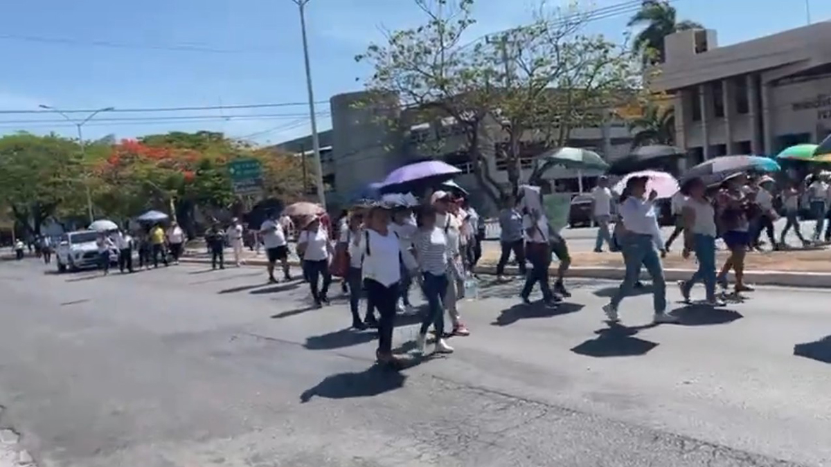#Video Maestros se movilizan al Aeropuerto de Mérida para realizar bloqueos