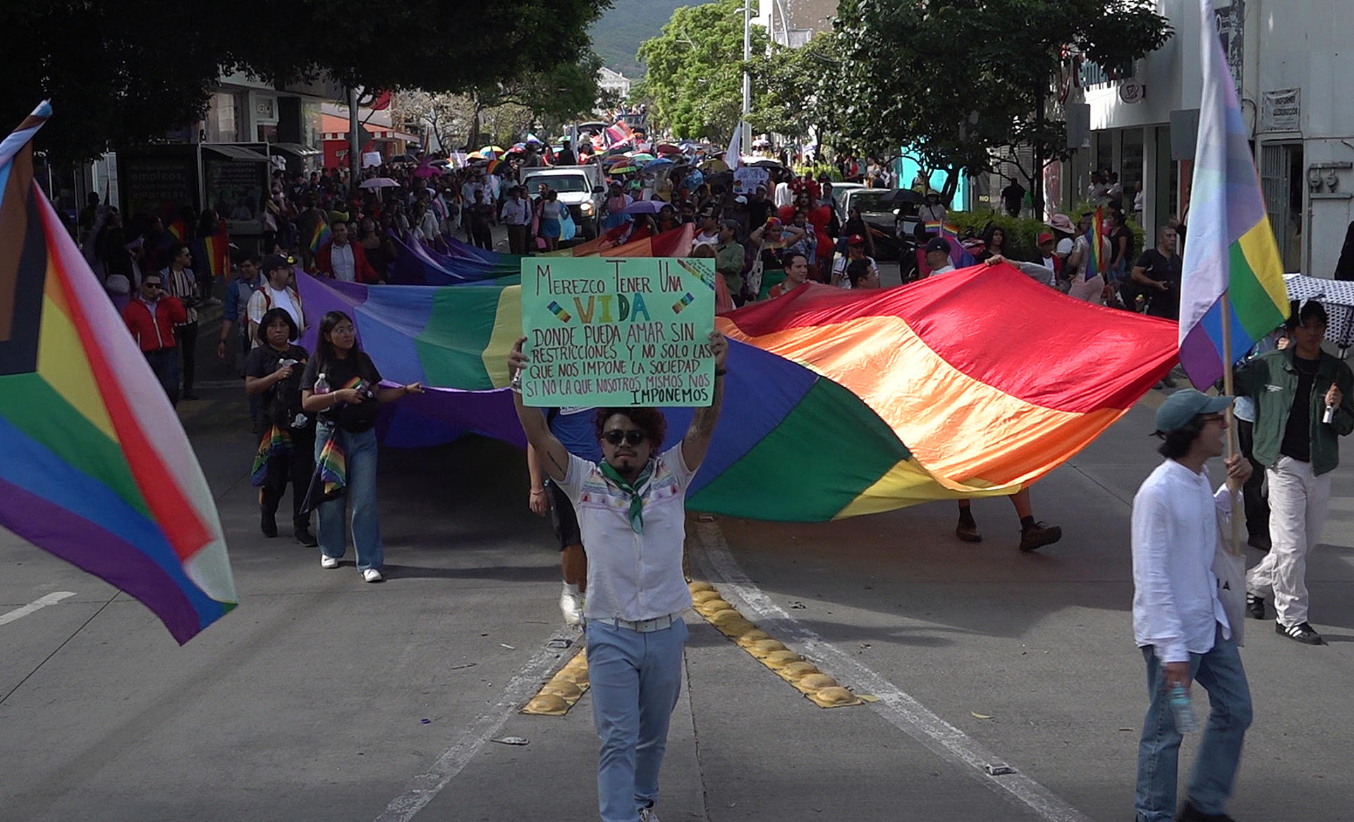 Comunidad LGBT toma las calles de Oaxaca para exigir freno a crímenes de odio Comunidad LGBT toma las calles de Oaxaca para exigir freno a crímenes de odio
