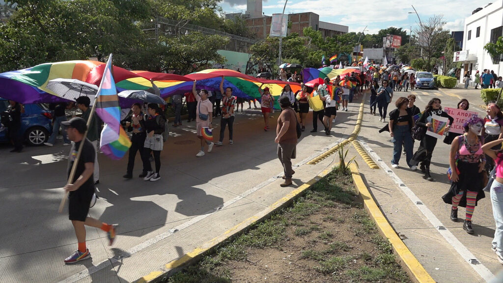Comunidad LGBT toma las calles de Oaxaca para exigir freno a crímenes de odio - marcha-lgbt-en-oaxaca-1024x576