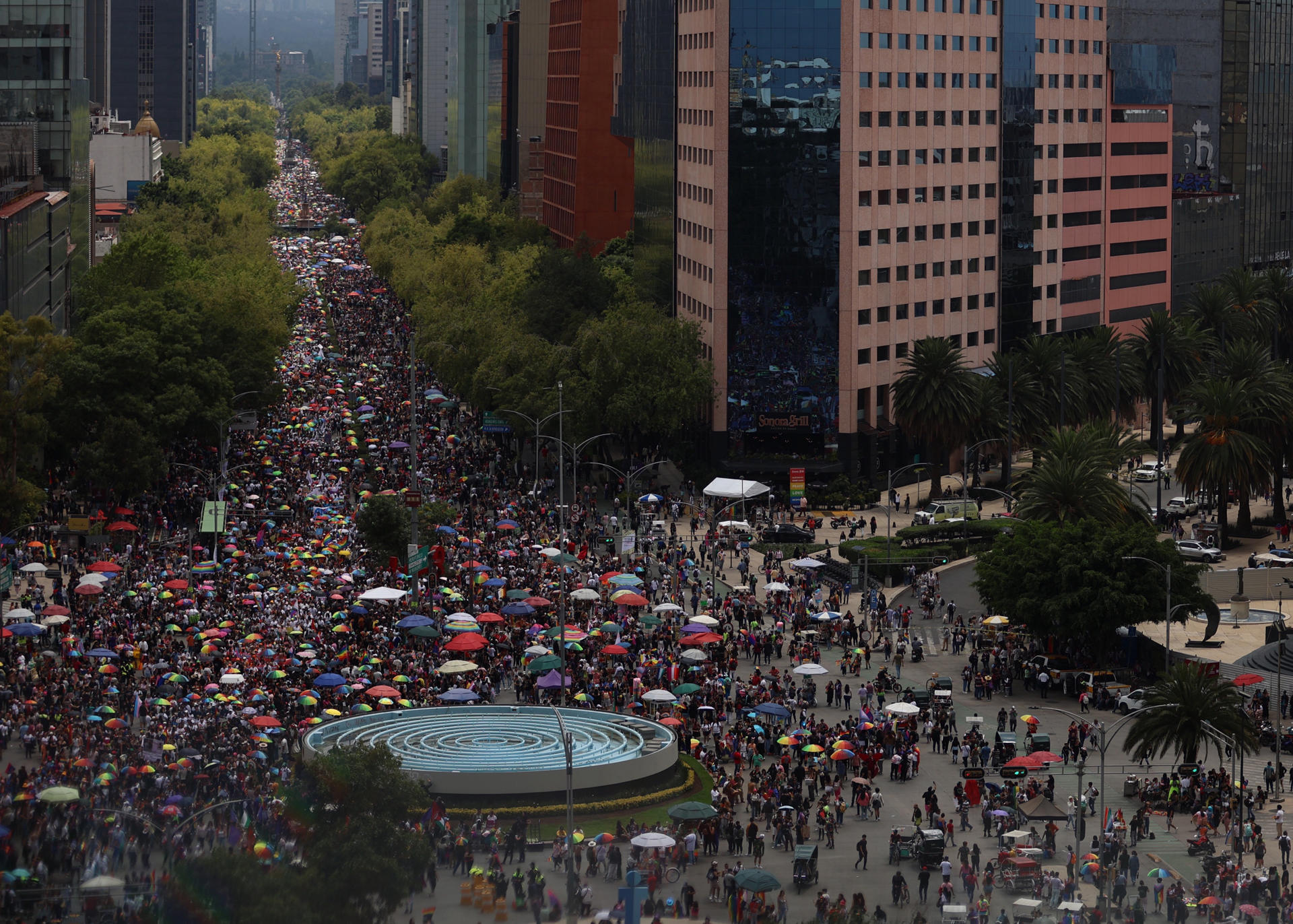 Miles pintan de arcoíris la Ciudad de México por Marcha del Orgullo Miles pintan de arcoíris la Ciudad de México por Marcha del Orgullo