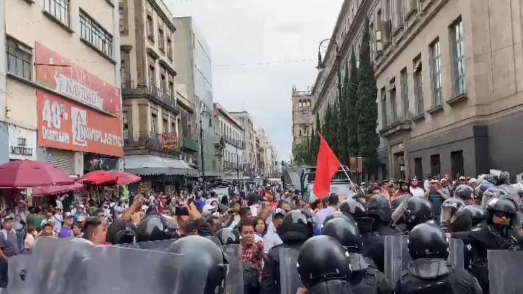 Miembros de la CNTE enfrentan a policías en inmediaciones de Palacio Nacional