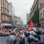 Miembros de la CNTE enfrentan a policías en inmediaciones de Palacio Nacional