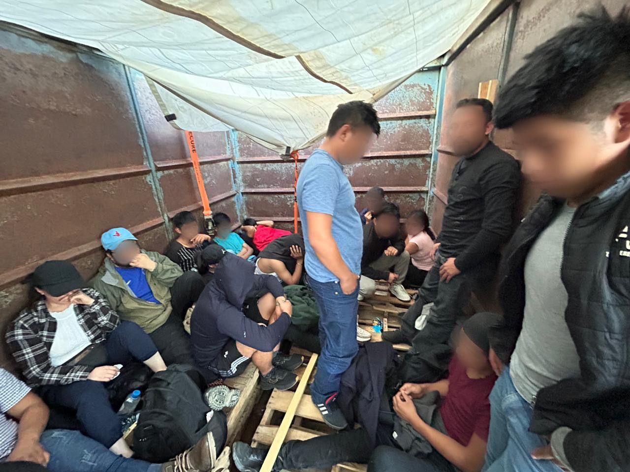 Hallan a 63 migrantes hacinados en un camión de carga en Ciudad Juárez Hallan a 63 migrantes hacinados en un camión de carga en Ciudad Juárez