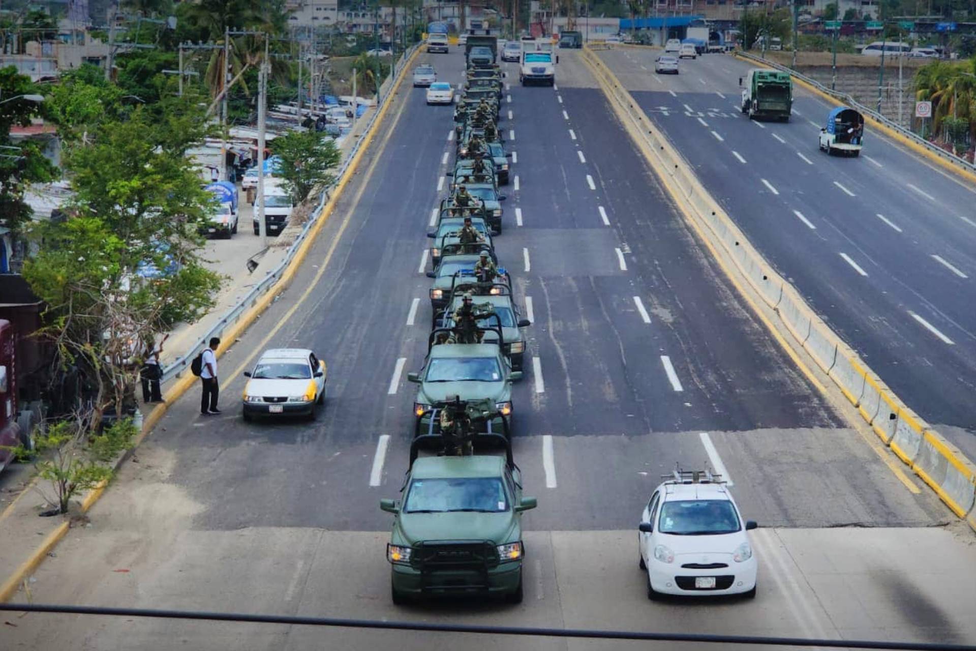 Llegan 180 militares a Acapulco, Guerrero; vigilarán zonas violentas del puerto Llegan 180 militares a Acapulco, Guerrero; vigilarán zonas violentas del puerto