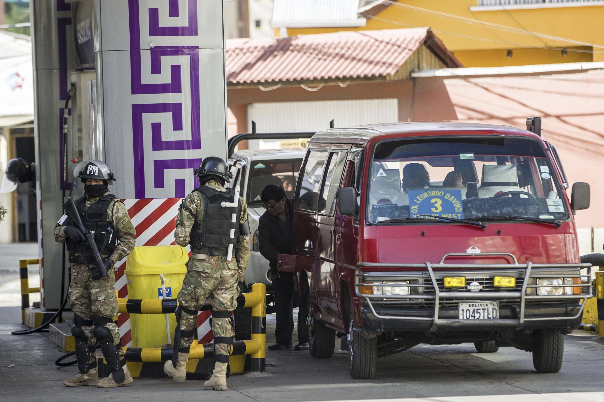 Militares custodian estaciones de combustible en Bolivia para evitar contrabando