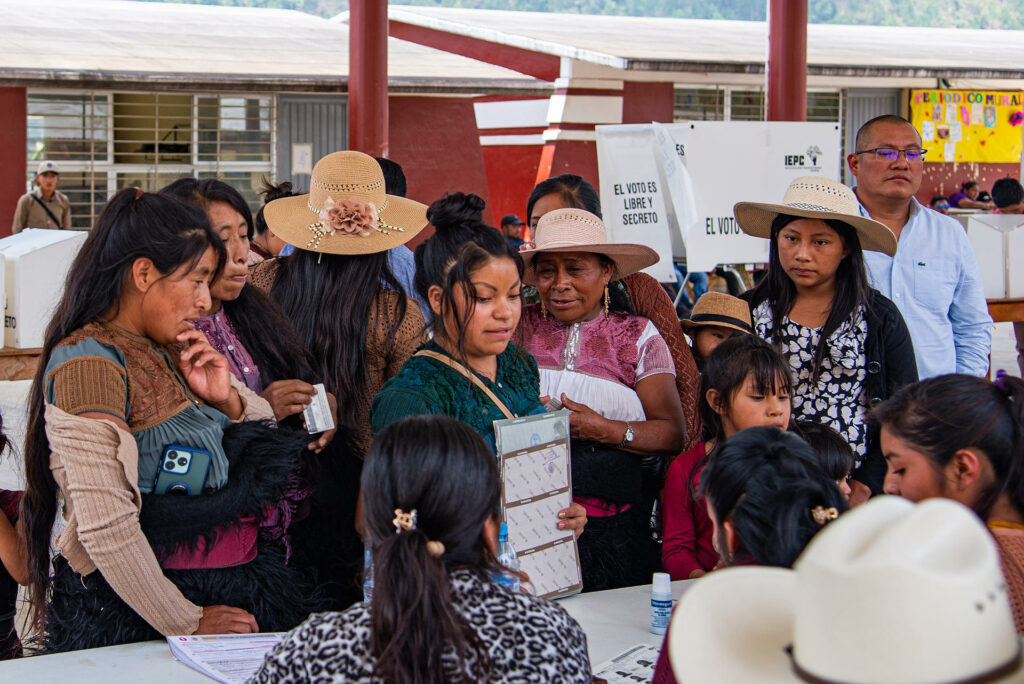 Mujeres se muestran "orgullosas" de votar por la primera presidenta de México - mujeres-indigenas-votan-en-san-juan-chamula-chiapas-1024x684
