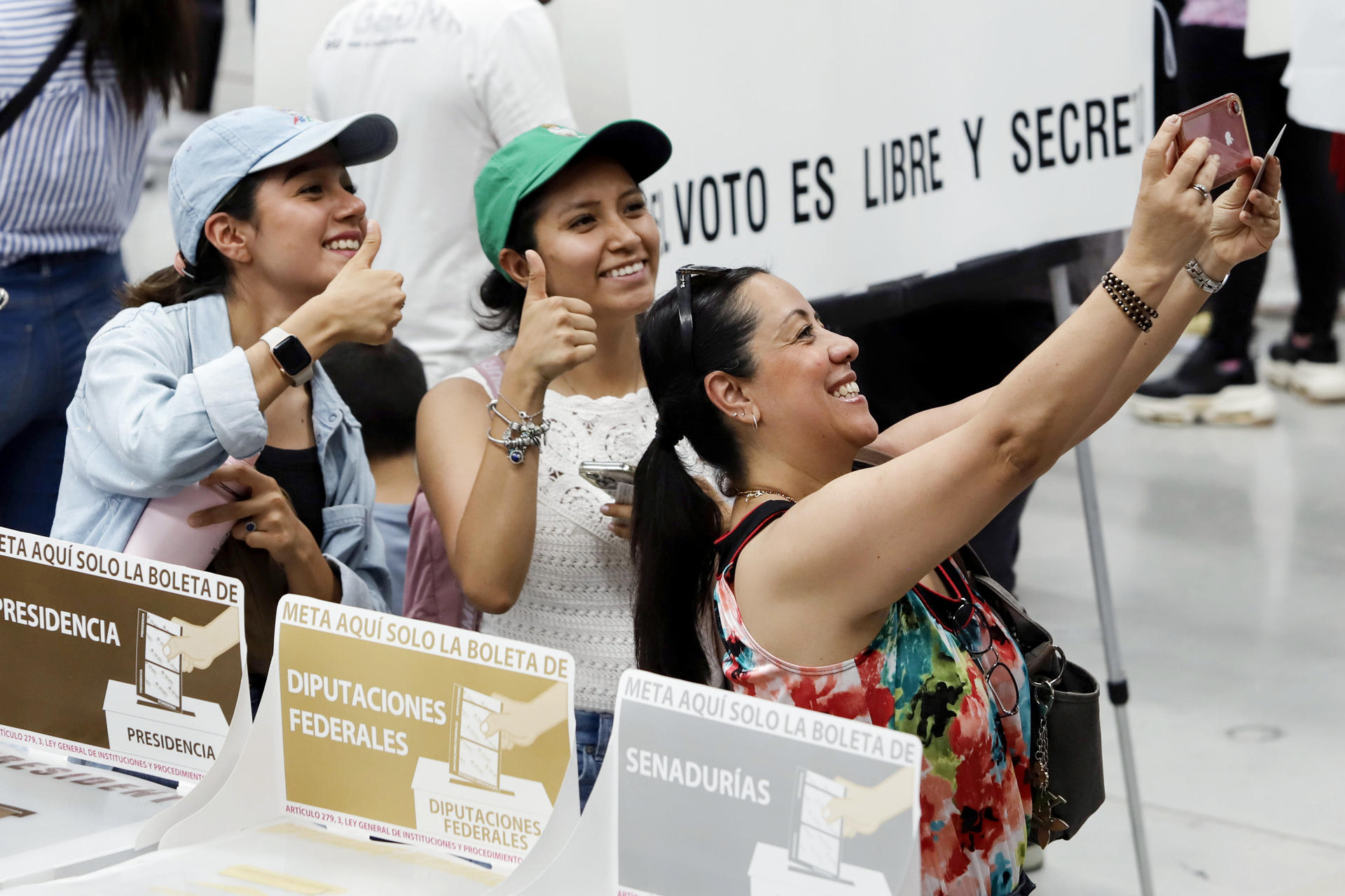 Mujeres se muestran “orgullosas” de votar por la primera presidenta de México