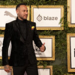 Neymar subasta tenis bañado en oro para recaudar fondos en medio de críticas