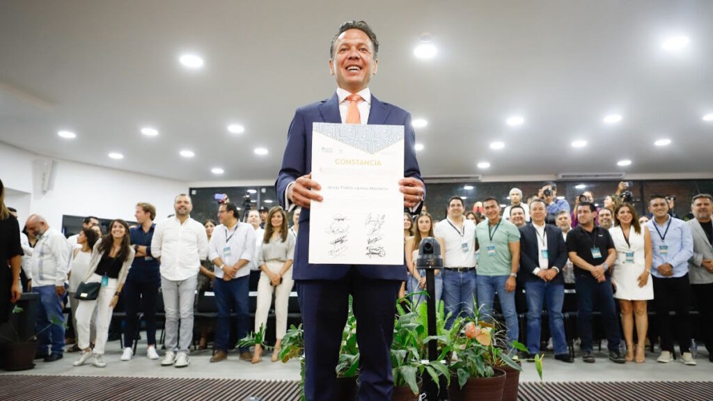 Pablo Lemus recibe constancia de mayoría como gobernador electo de Jalisco