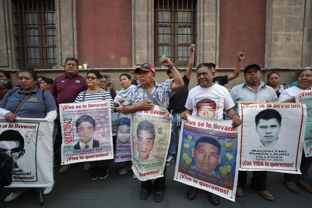Padres de estudiantes de Ayotzinapa exigen a López Obrador "vínculo" con Sheinbaum. Foto de EFE