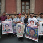 Padres de estudiantes de Ayotzinapa exigen a López Obrador “vínculo” con Sheinbaum