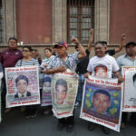 Padres de estudiantes de Ayotzinapa exigen a LÃ³pez Obrador “vÃ­nculo” con Sheinbaum