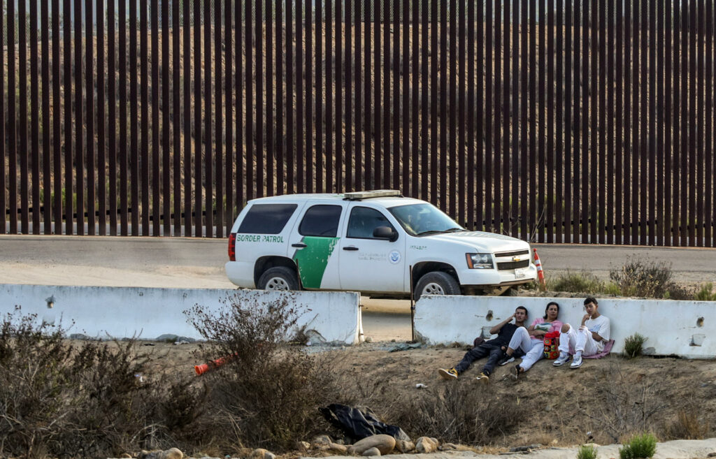 Detenciones de migrantes en la frontera de EE.UU. se redujeron un 10% tras restricciones