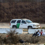 Detenciones de migrantes en la frontera de EE.UU. se redujeron un 10% tras restricciones