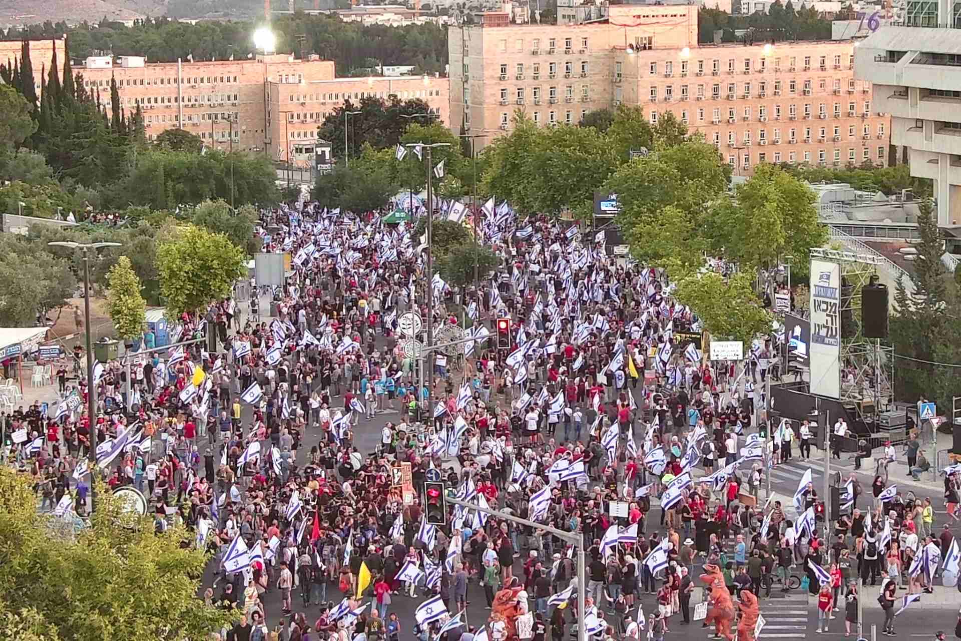 Miles de israelíes protestan frente Parlamento para pedir elecciones y acuerdo de rehenes