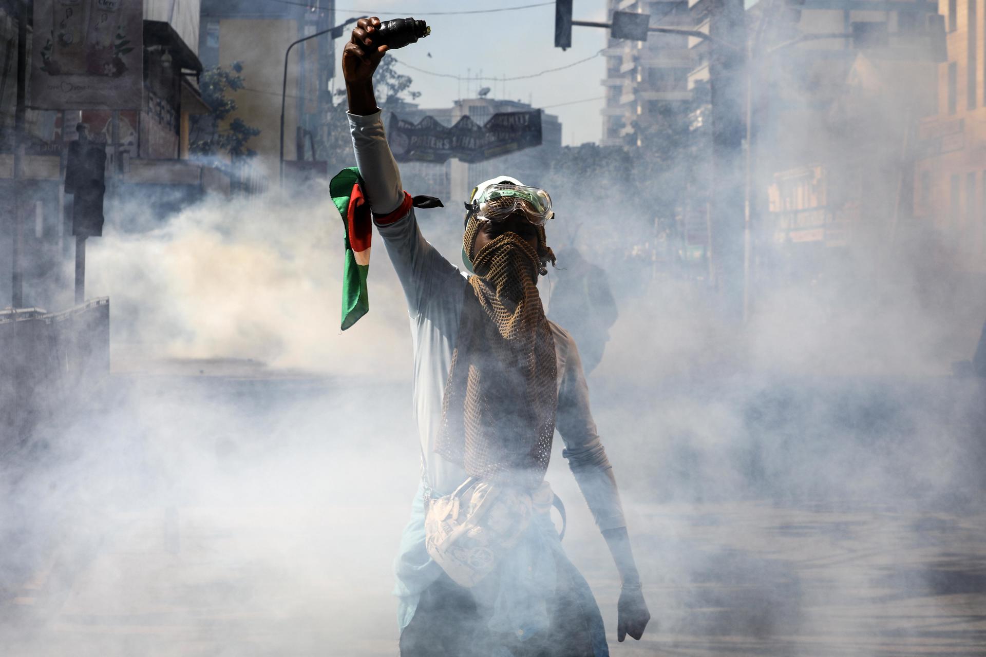 Al menos un manifestante muerto y decenas de heridos por disparos de la Policía en Kenia Al menos un manifestante muerto y decenas de heridos por disparos de la Policía en Kenia