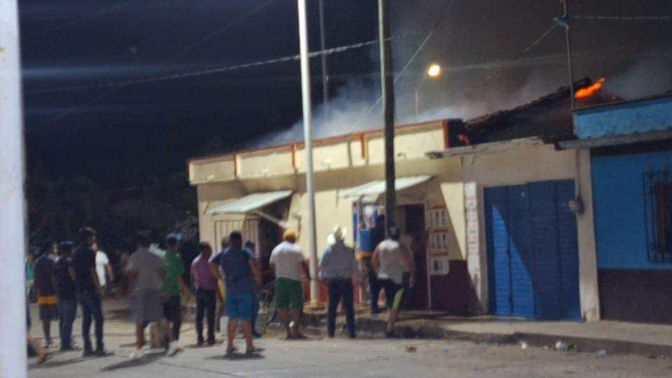 #Video Incendian casas en La Concordia, Chiapas, por presunto conflicto electoral