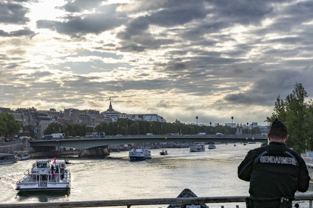 Aguas del Sena siguen sin ser aptas para competiciones olímpicas - rio-sena-en-paris-1024x683