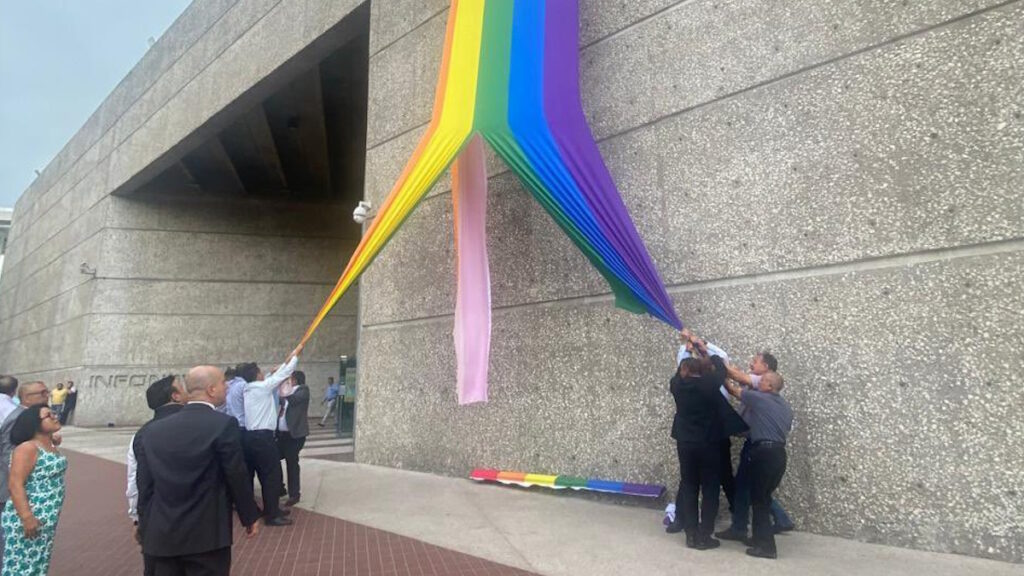 Rompen banderas LGBT en oficinas del Infonavit en CDMX