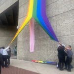 Rompen bandera LGBT en oficinas del Infonavit en CDMX; director denuncia “barbarie, odio, homofobia y discriminación”