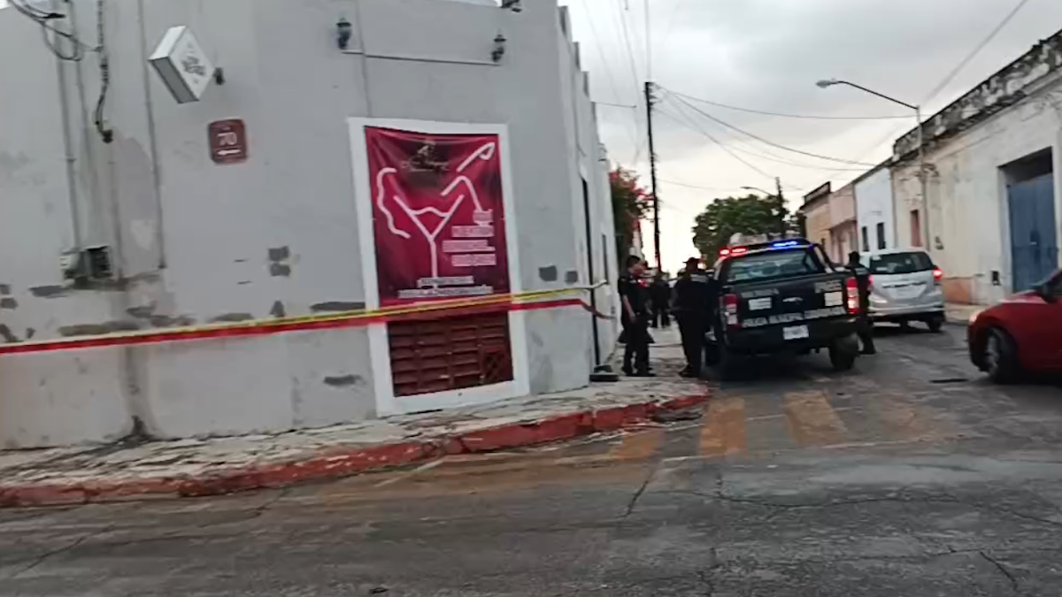 Se derrumba techo de bar en el Centro de Mérida
