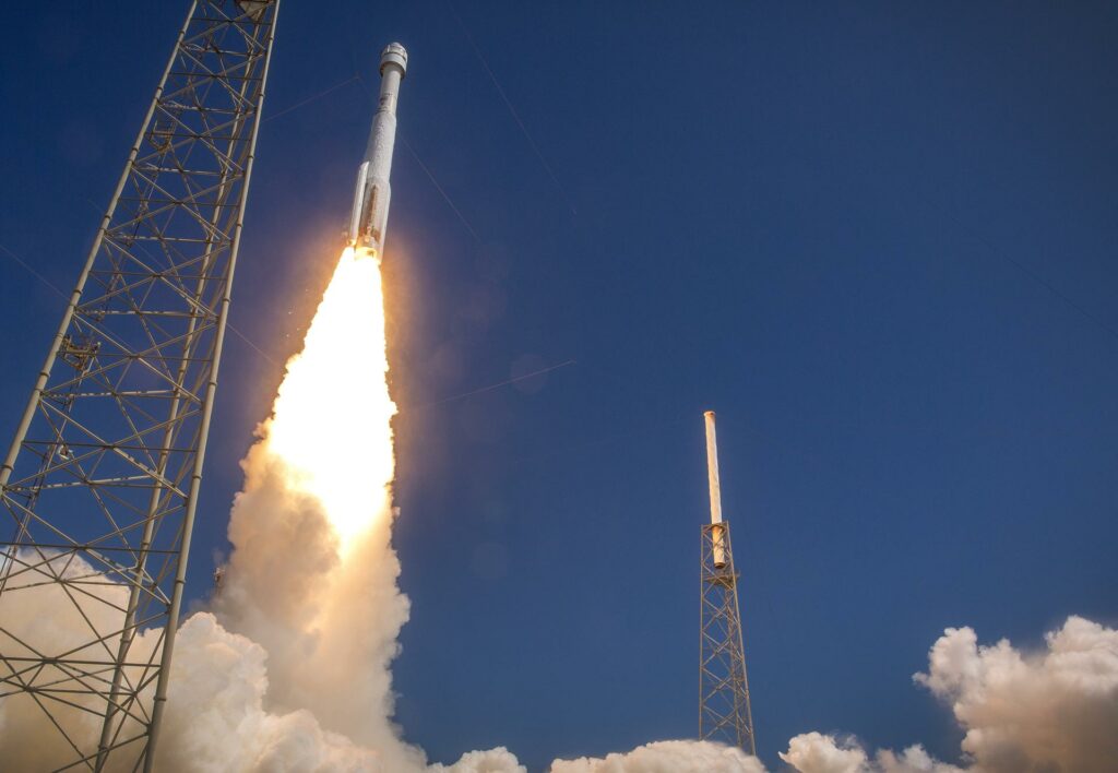 Llega a la Estación Espacial Internacional la primera misión espacial tripulada de Boeing